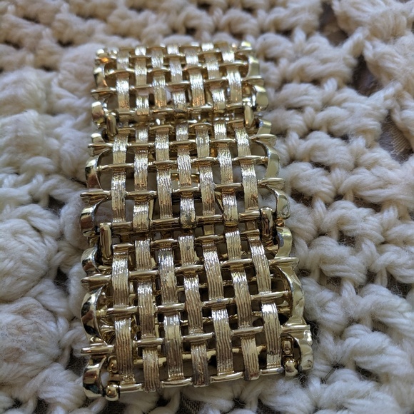 Vintage Gold Tone statement bracelet buckle clasp - Picture 4 of 8